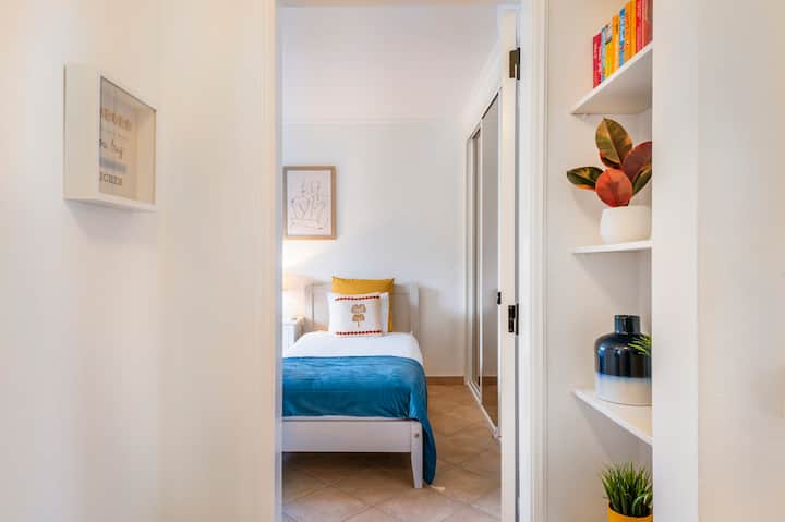 مدخل غرفة نوم بسرير واحد.