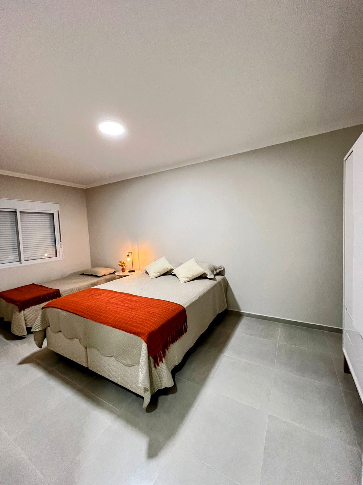 krevat dopio dhe krevat dopio "queen" në dhomën e gjumit 2