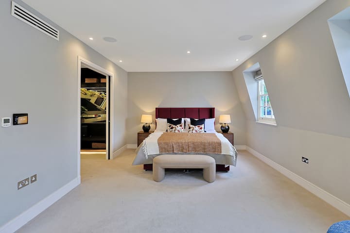 Luxe Mews Home w Cinema Room – South Kensington gallery image 2