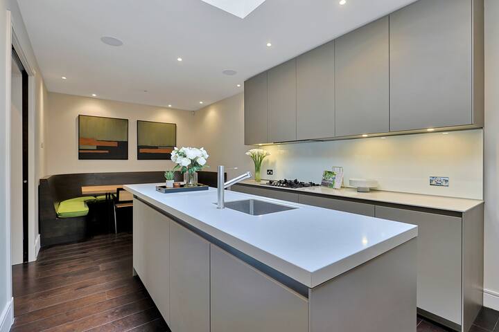 Luxe Mews Home w Cinema Room – South Kensington gallery image 4