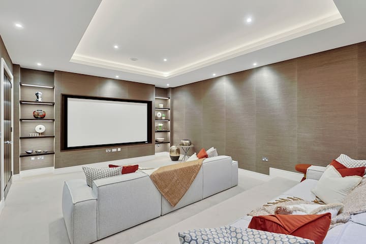 Luxe Mews Home w Cinema Room – South Kensington