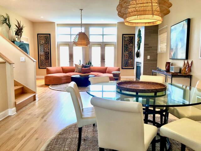 Walk to the DNC! McCormick Place Contemporary Home gallery image 3