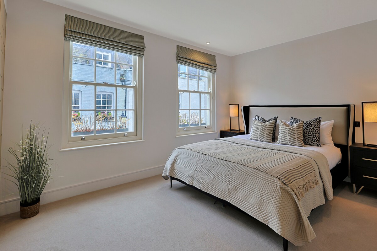 Chumba cha kulala chenye nafasi kubwa chenye mandhari nzuri ya mbele ya nyumba, kinachoangalia mews