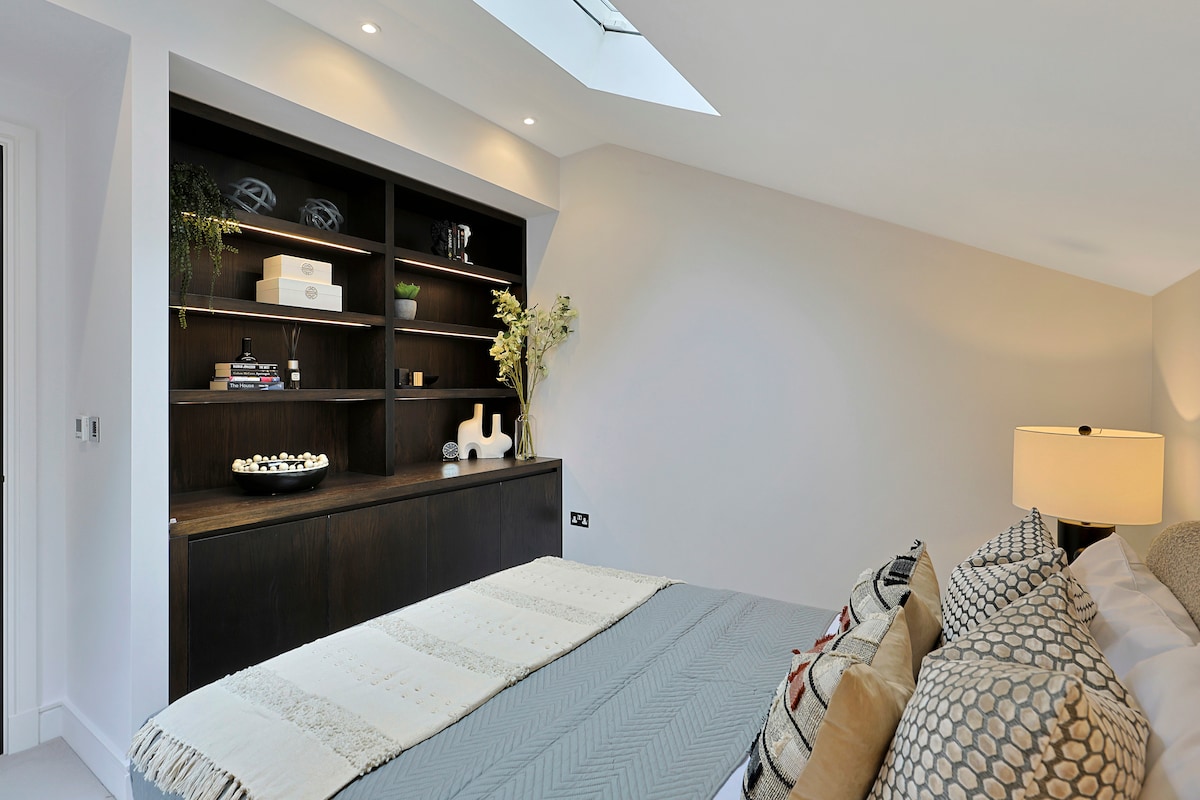 Chumba cha kulala kilicho na mlango unaoelekea kwenye mtaro wa kupendeza wa paa