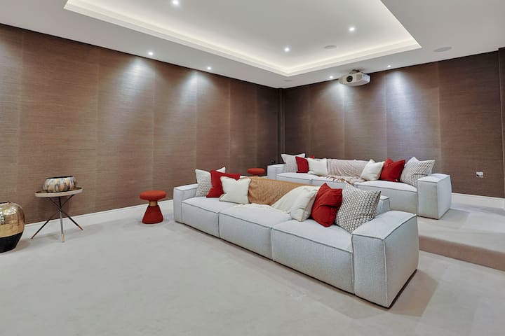 Luxe Home With Cinema Room – South Kensington gallery image 2