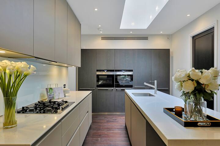 Luxe Home With Cinema Room – South Kensington gallery image 3