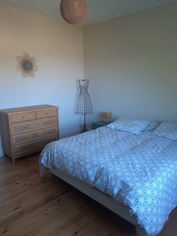 Grote slaapkamer met queensize tweepersoonsbed 160X200 cm  + kast