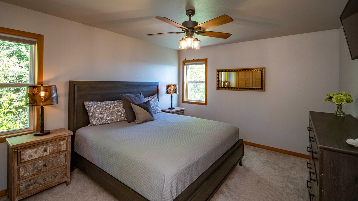 Chumba cha kulala cha 2 Floor King, Vivuli vya giza vya Chumba, Mwonekano wa Ziwa kutoka Dirisha la Mbele