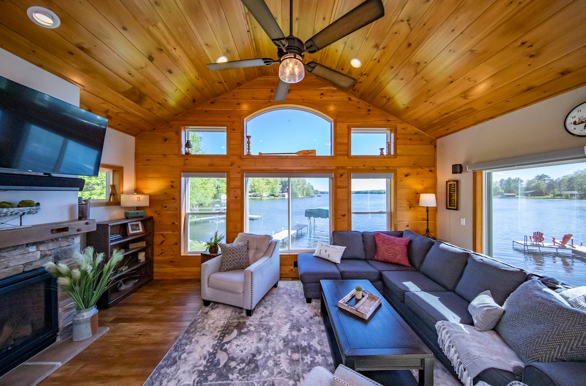 Chumba kizuri chenye mwangaza wa jua na Lakeviews - Sofa imebadilishwa.