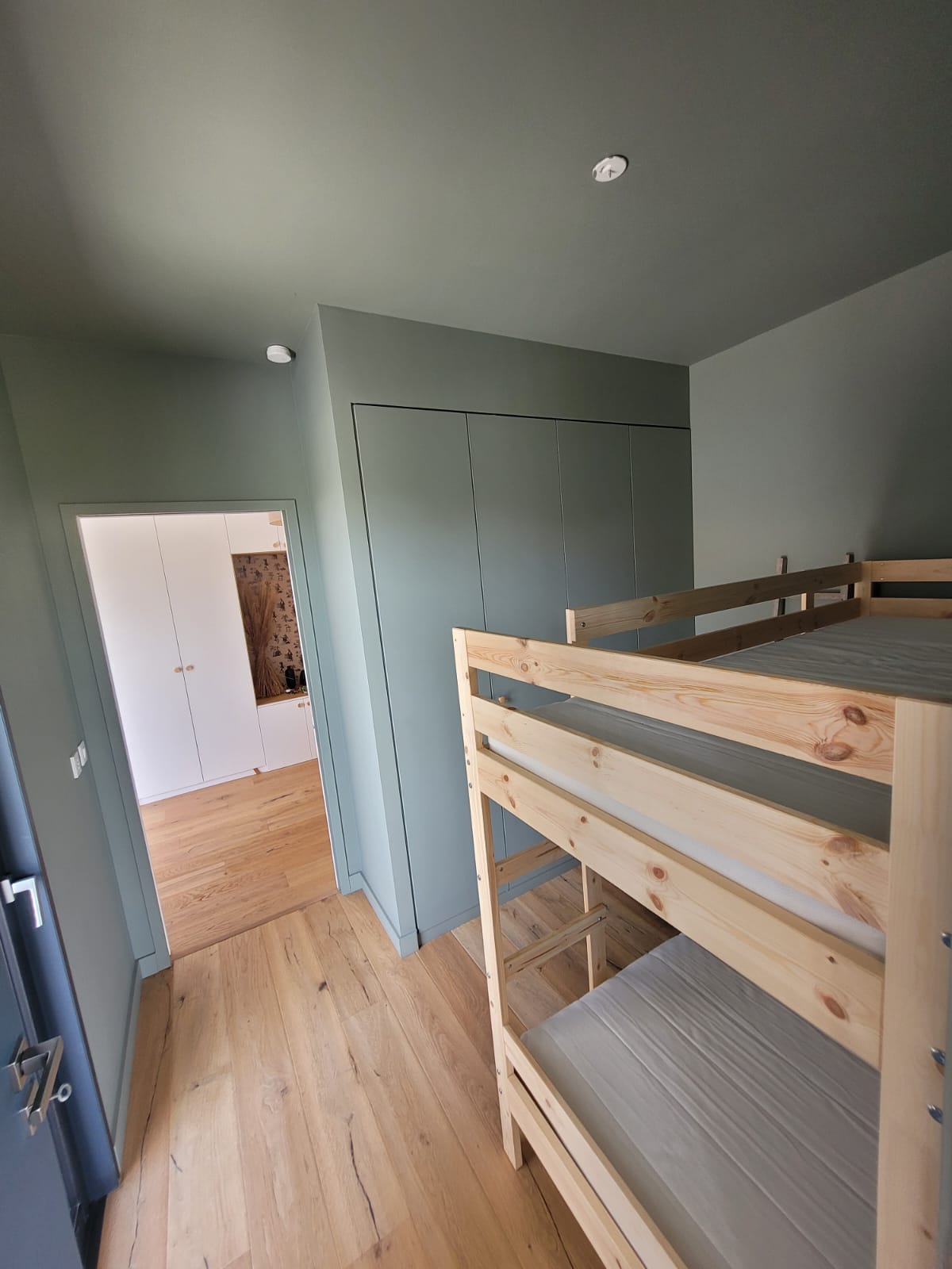 Kleine kinderkamer verbonden met de hoofdslaapkamer.
Stapelbedden, grote inbouwkast en toegang tot het terras.