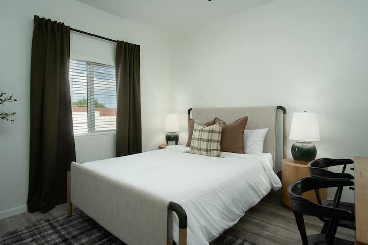 Guest bedroom 3, queen bed