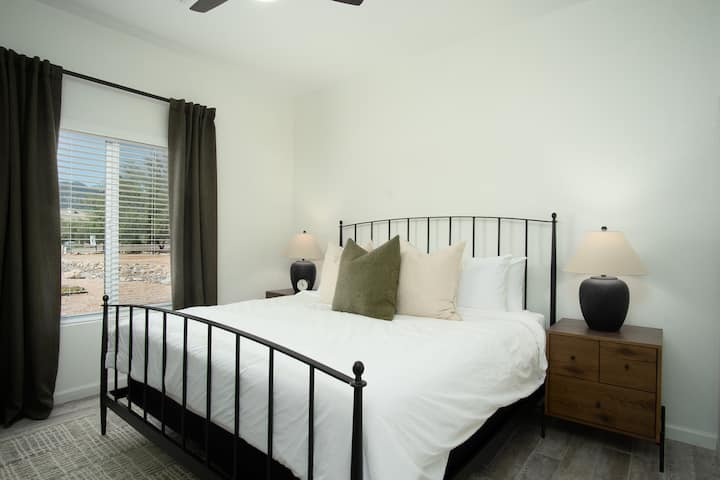 Guest bedroom 2, king bed