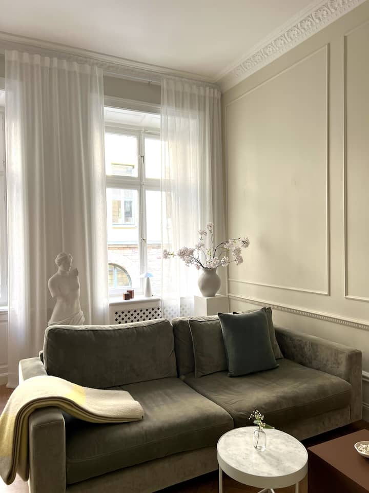 Sofa kubwa (sentimita 230) ambayo pia ni nzuri kwa kulala 