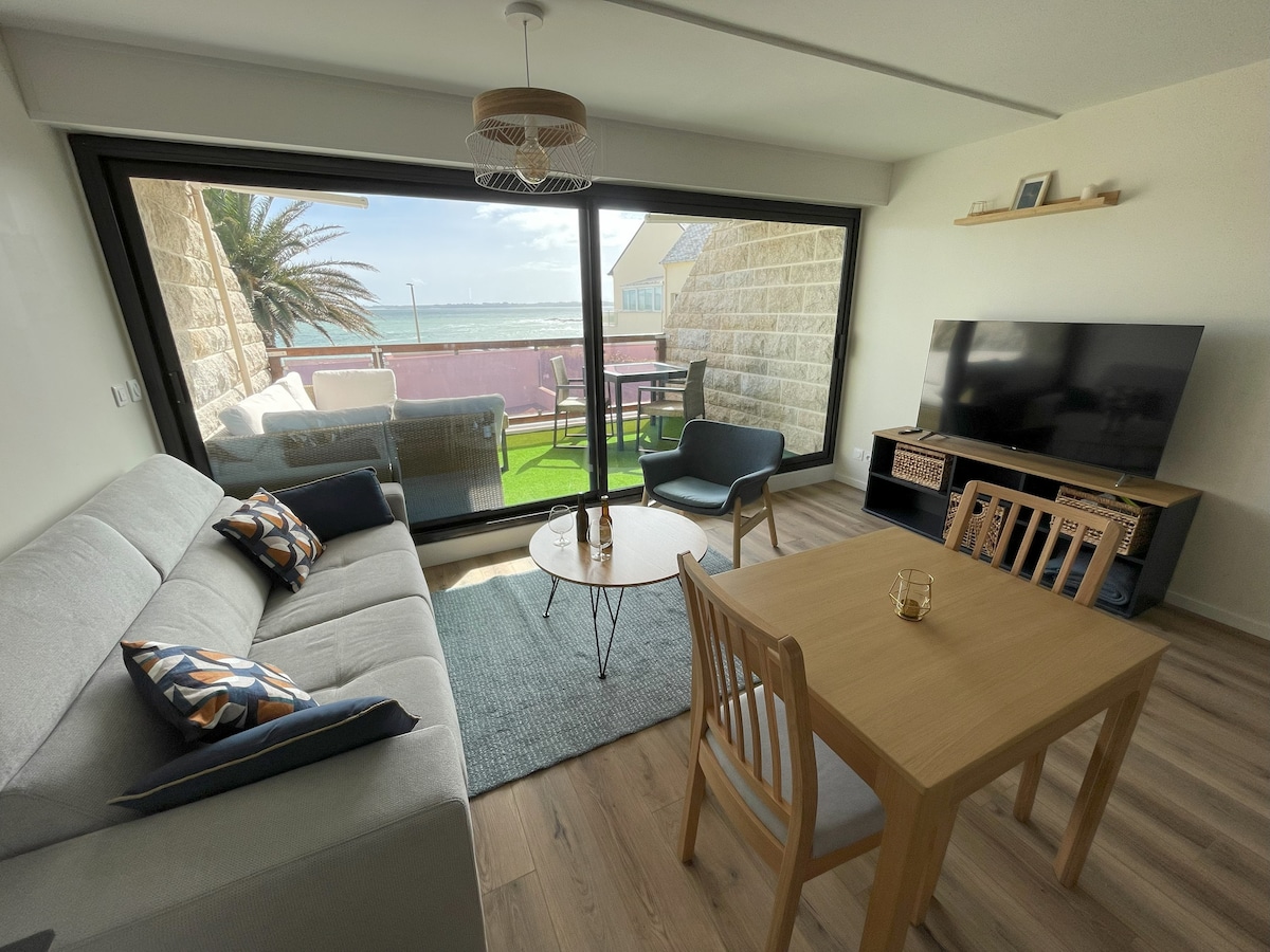 Successful Airbnb property: Sea view and beach 50 m away! in Ploemeur