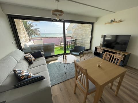 Successful Airbnb property: Sea view and beach 50 m away! in Ploemeur