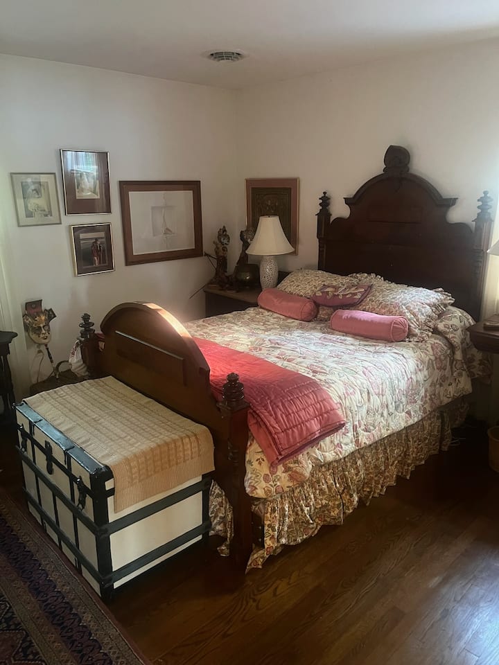 Pohodlná menšia manželská posteľ.