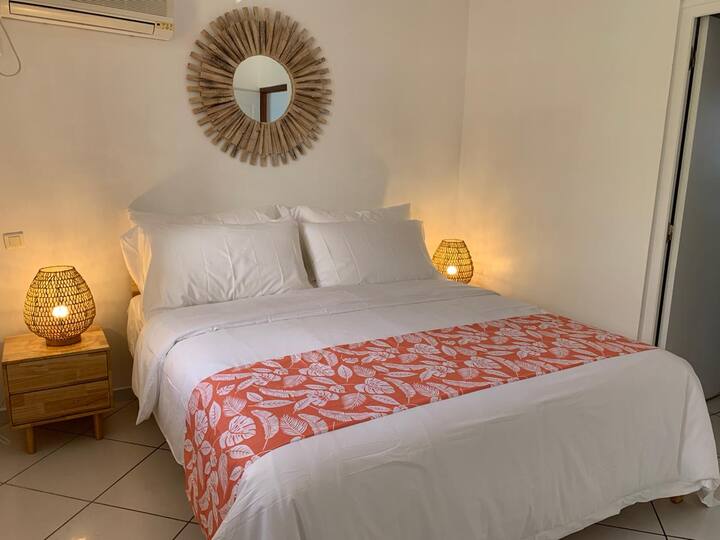 Втората спална соба има поглед кон околното зеленило. 