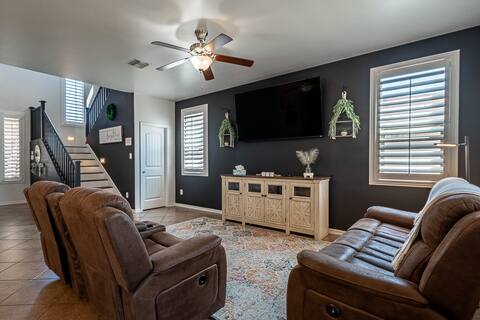 Top performing Airbnb: Cheerful spacious 4 bedroom! in Yuma