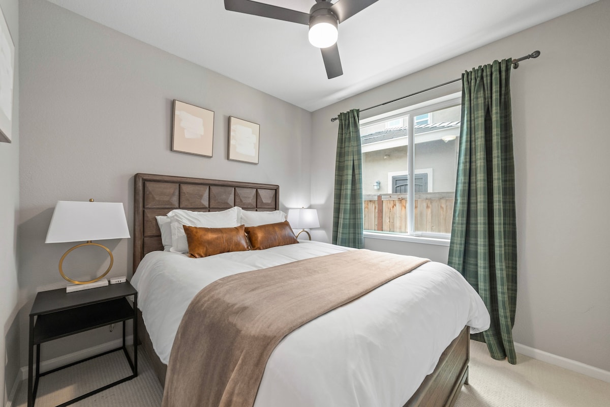 Დედოფლის ზომის საწოლი. დასამუხტი სადგურები ღამით.