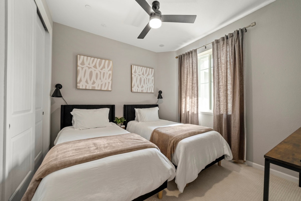 2 ორადგილიანი საწოლი, დამტენი სადგური საწოლის გვერდით მაგიდასთან. 