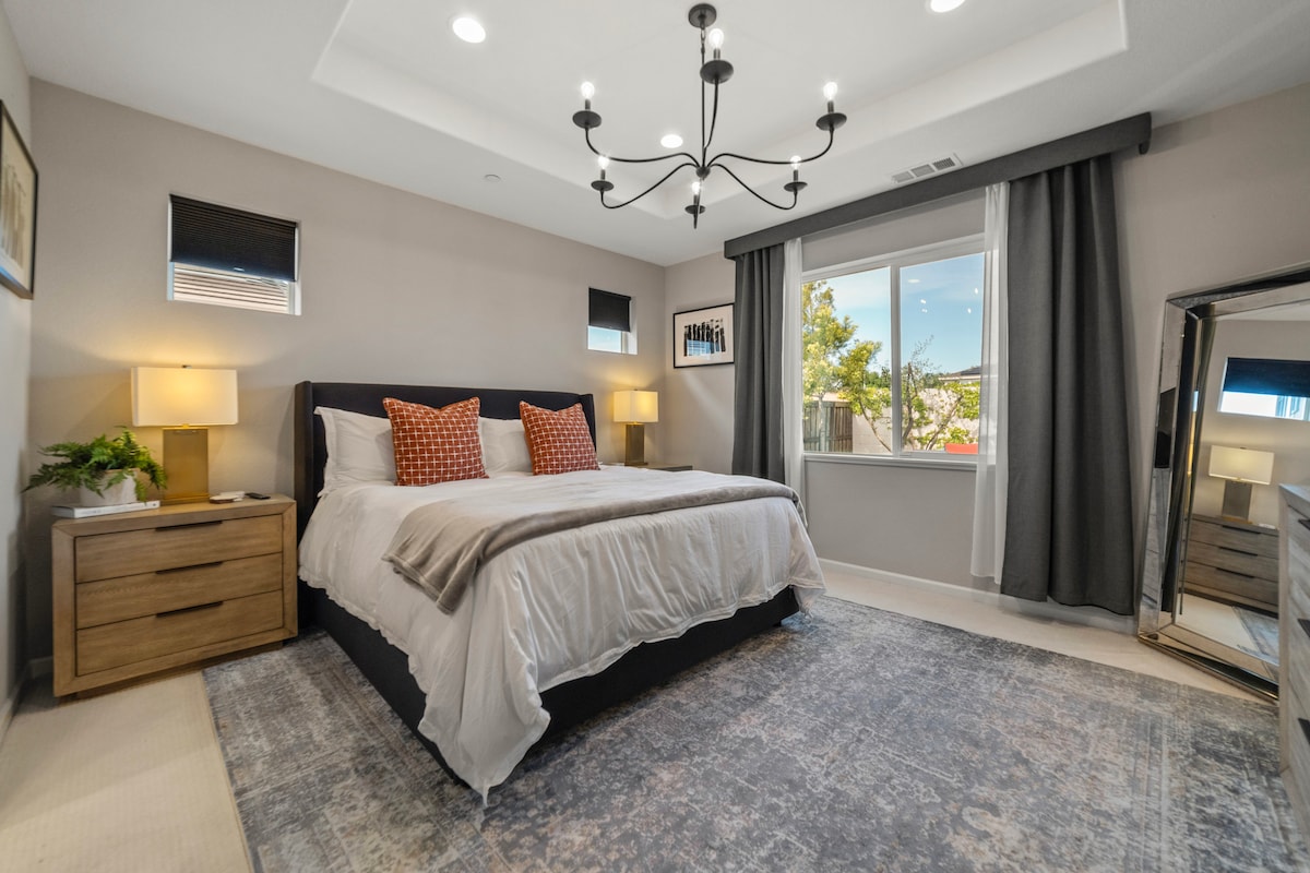 Დიდი ზომის საწოლი მეხსიერების ქაფით. Დამტენი სადგური თითოეულ ტუმბოზე. 