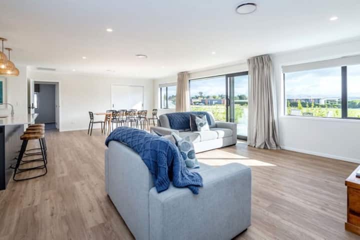 Arthurs Vineyard - Sleeps 10 - Martinborough