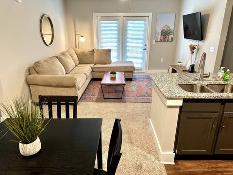 King Bed-Pool and Gym-Kitchen