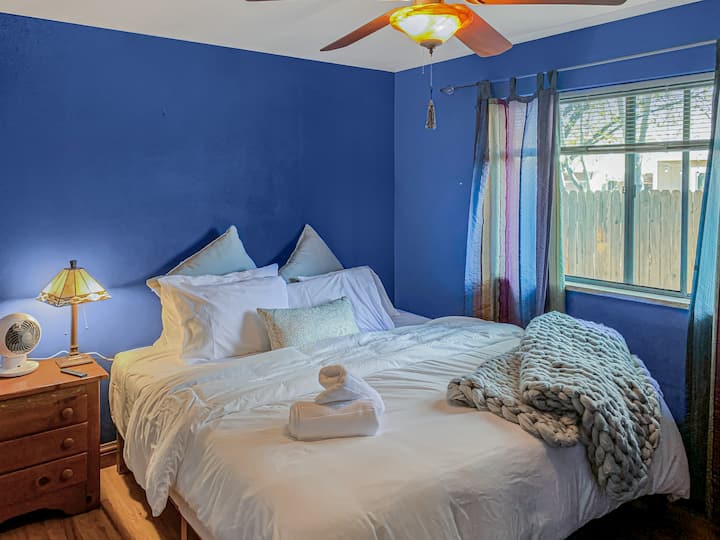 Modrá spálňa ponúka pokojné a štýlové útočisko s upokojujúcimi tónmi, útulnou posteľnou bielizňou a premyslenou výzdobou pre pokojný pobyt.