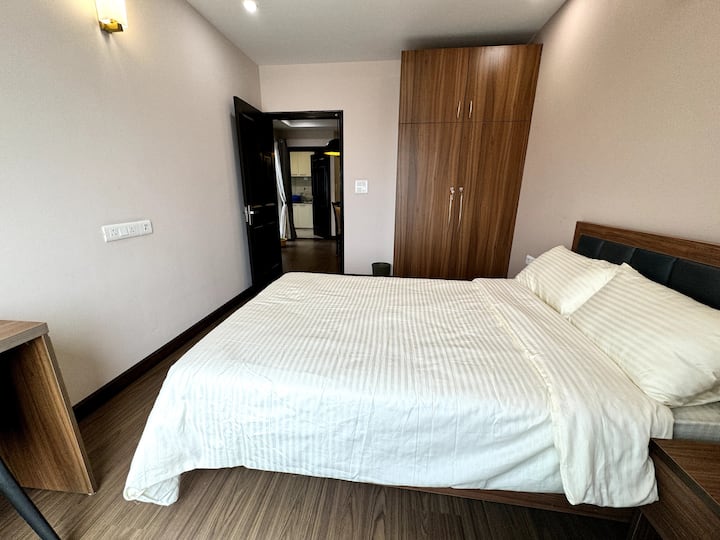 ห้องนอน 3 พร้อมตู้เสื้อผ้าโต๊ะทำงานเตียงคู่ขนาดเล็ก