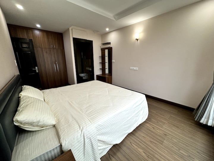 ห้องนอน 2 พร้อมห้องน้ำในตัวตู้เสื้อผ้าโต๊ะเครื่องแป้ง