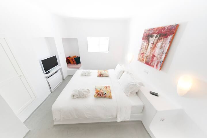 Five Bedroom villa with jacuzzis and swimming pool gallery image 3