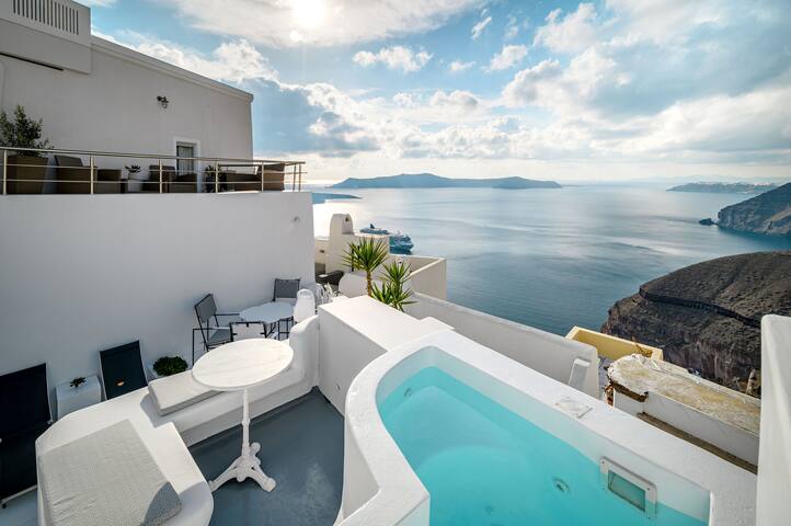 Five Bedroom villa with jacuzzis and swimming pool gallery image 5