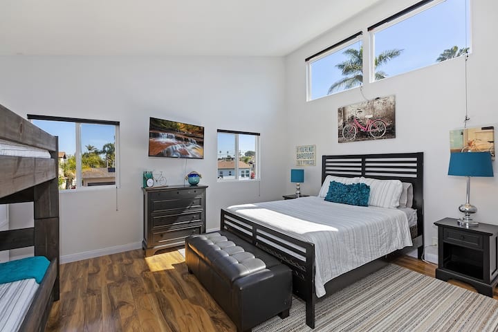 Dhomë gjumi për vizitorë me krevat dopio "Queen" dhe krevate dopio me trungje.  Krevati dopio "queen" ka dyshek me shkumë memorieje dhe dhoma ka A/C