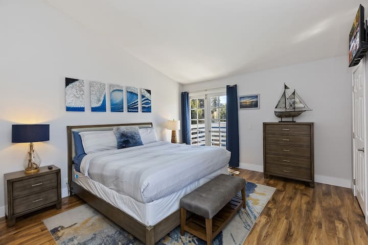 Dhomë gjumi kryesore me krevat dopio "King", A/C, ballkon privat, tavan të harkuar dhe banjë brenda dhomës