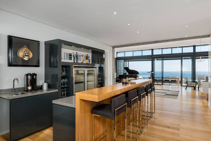 Luxurious Penthouse | Ocean Views, Hot Tub & Pool gallery image 3