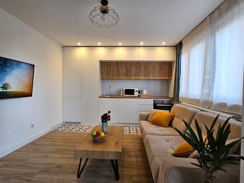 Stylish & Modern Apartment | 15 min from downtown