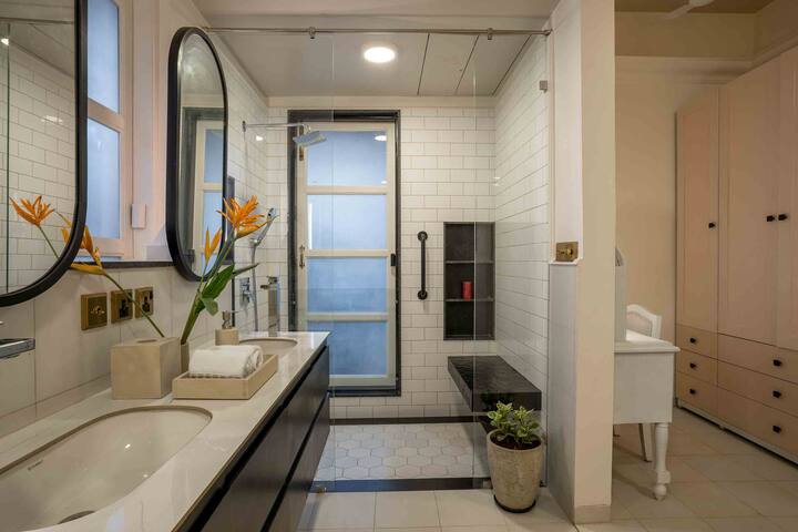 Full bathroom 1 image 1
