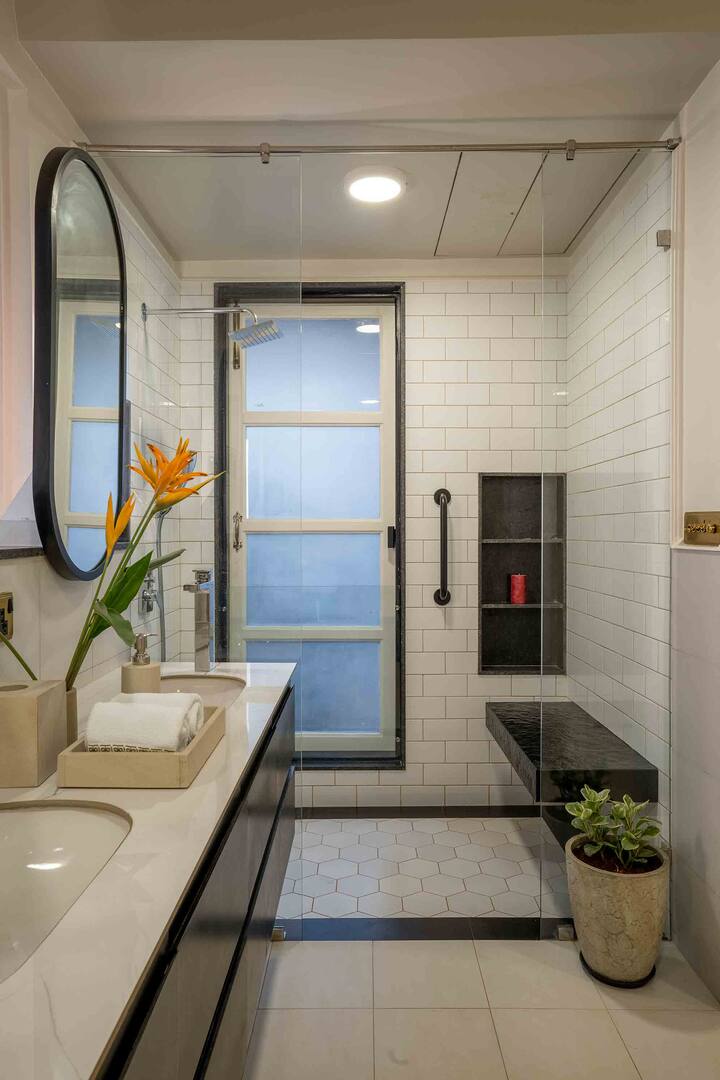 Full bathroom 1 image 2