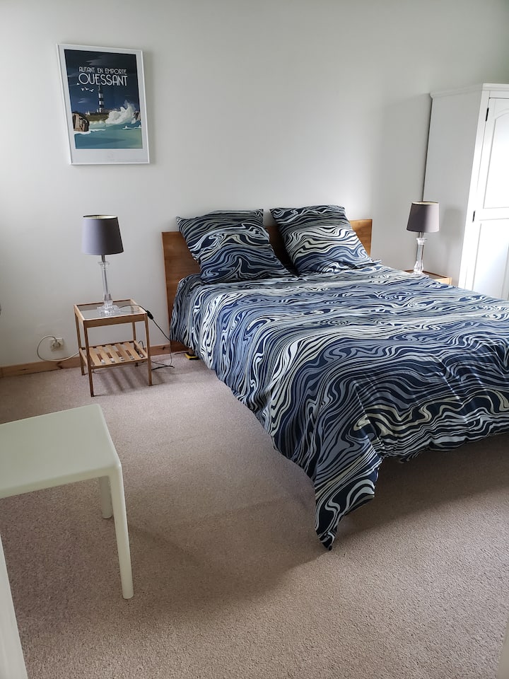 Do të shijosh qetësinë e kësaj dhome me pamje nga lindja/perëndimi me dritare që nuk anashkalohen.
Krevat 140/190cm me 2 dyshekë të veçantë lateksi.