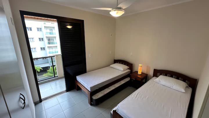 Dhomë rrethi me dollapë, 2 krevate tek dhe 2 krevate ndihmës, 2 jastëkë dhe ventilator tavani dhe dyshemeje. 

Obs: NUK ofrojmë shtroja. 

Ofrojmë mbrojtës të papërshkueshëm nga uji për dyshekët dhe jastëkët.