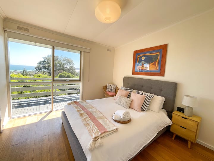 Main bedroom with a queen bed, with walk in robe area that has heaps of space for clothes and baggage.  The room is spacious and has a great view!