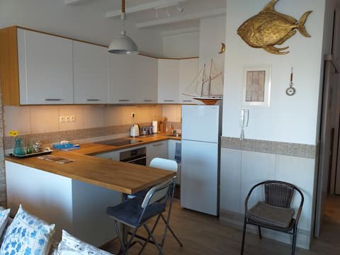 Popular Airbnb listing: Seafront Elegance (5min.>Port & 20min.>Airport) in δήμος ραφήνας πικερμίου