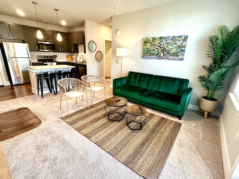 King Bed-Pool and Gym-Kitchen