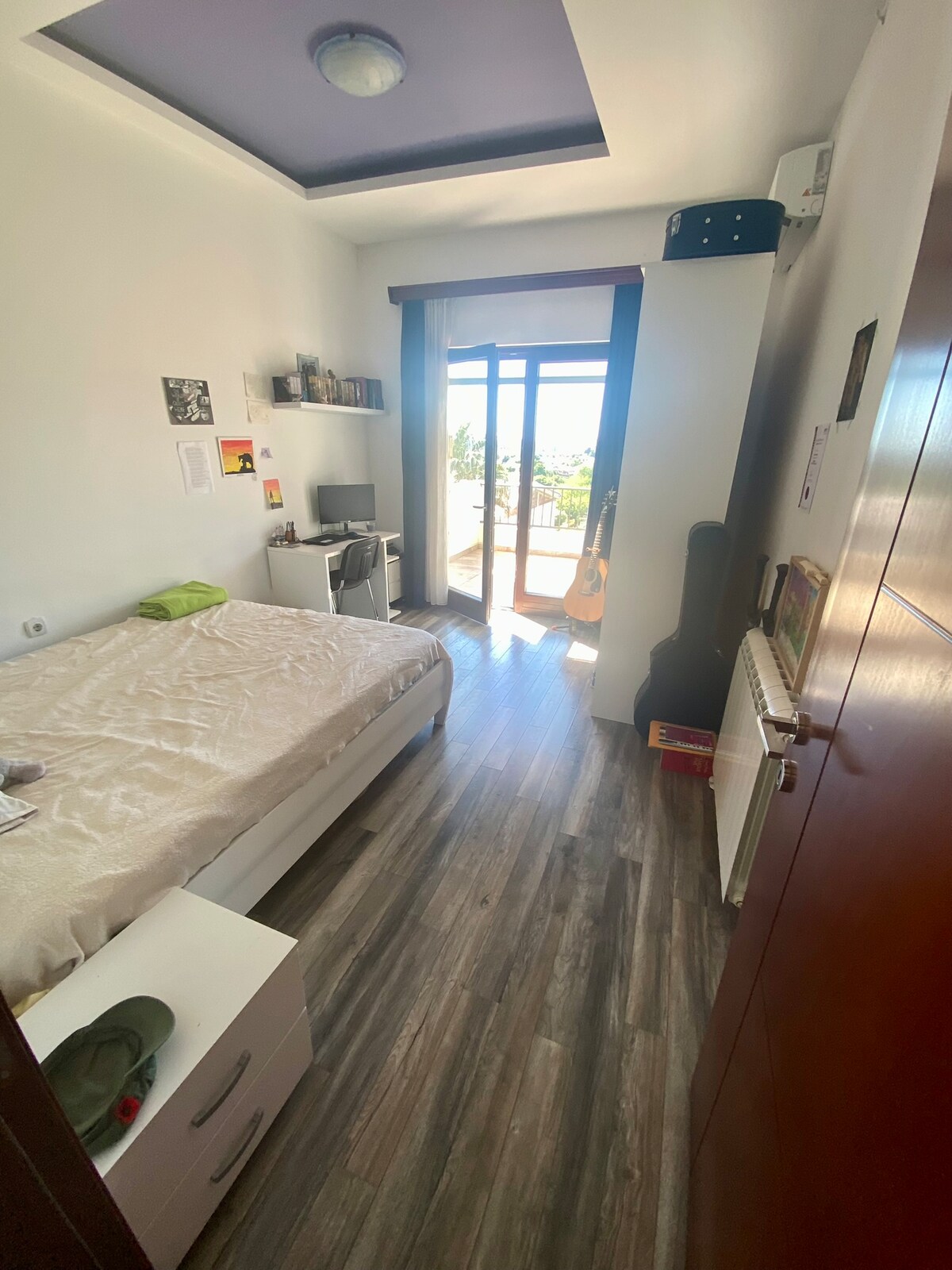 Dhoma e katërt e gjumit në katin e sipërm është e madhe dhe private. Ka qasje në verandën e madhe në katin e sipërm (e cila ndahet me dhomën e gjumit 3). Kondicioneri Samsung Whisper ofron ftohje ose ngrohje. E mobiluar mirë me një tavolinë pune, karrige, gardërobë e të tjera.