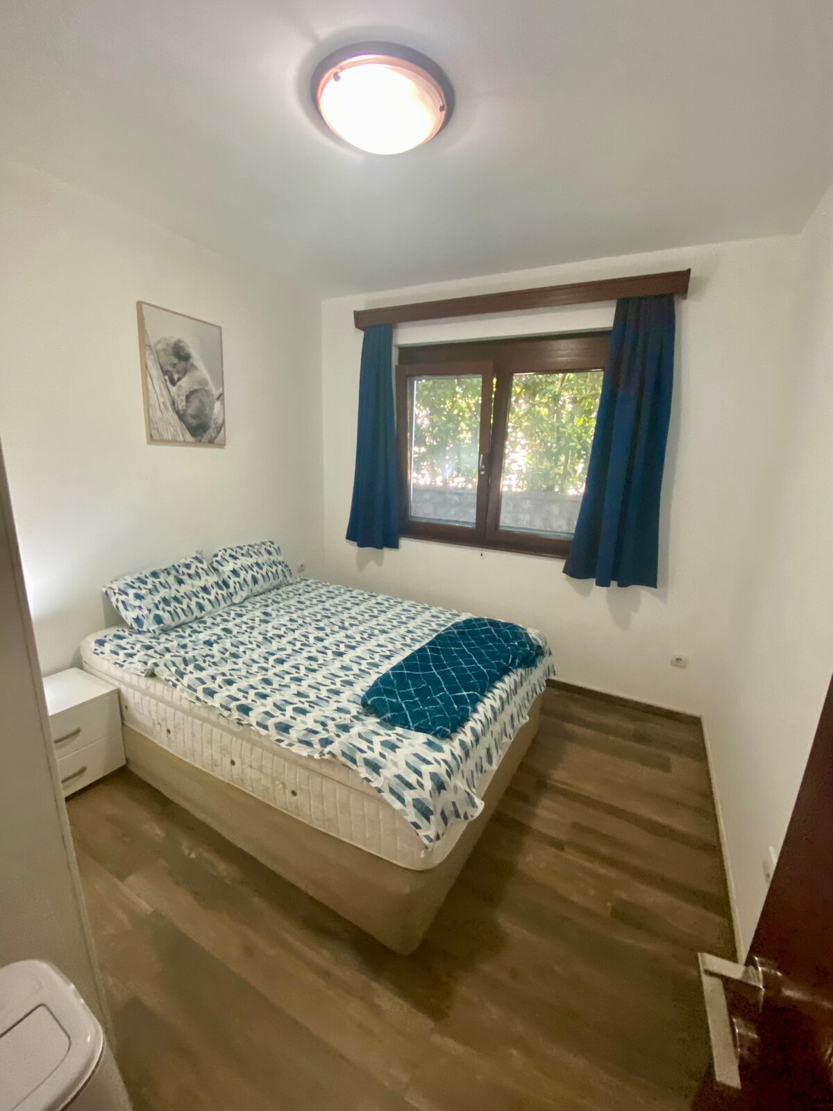 E vetmja dhomë gjumi në katin e poshtëm, kjo dhomë ka një gardërobë të madhe, perde të errëta dhe një tualet/banjë ngjitur. Kondicioner portativ në këtë dhomë.