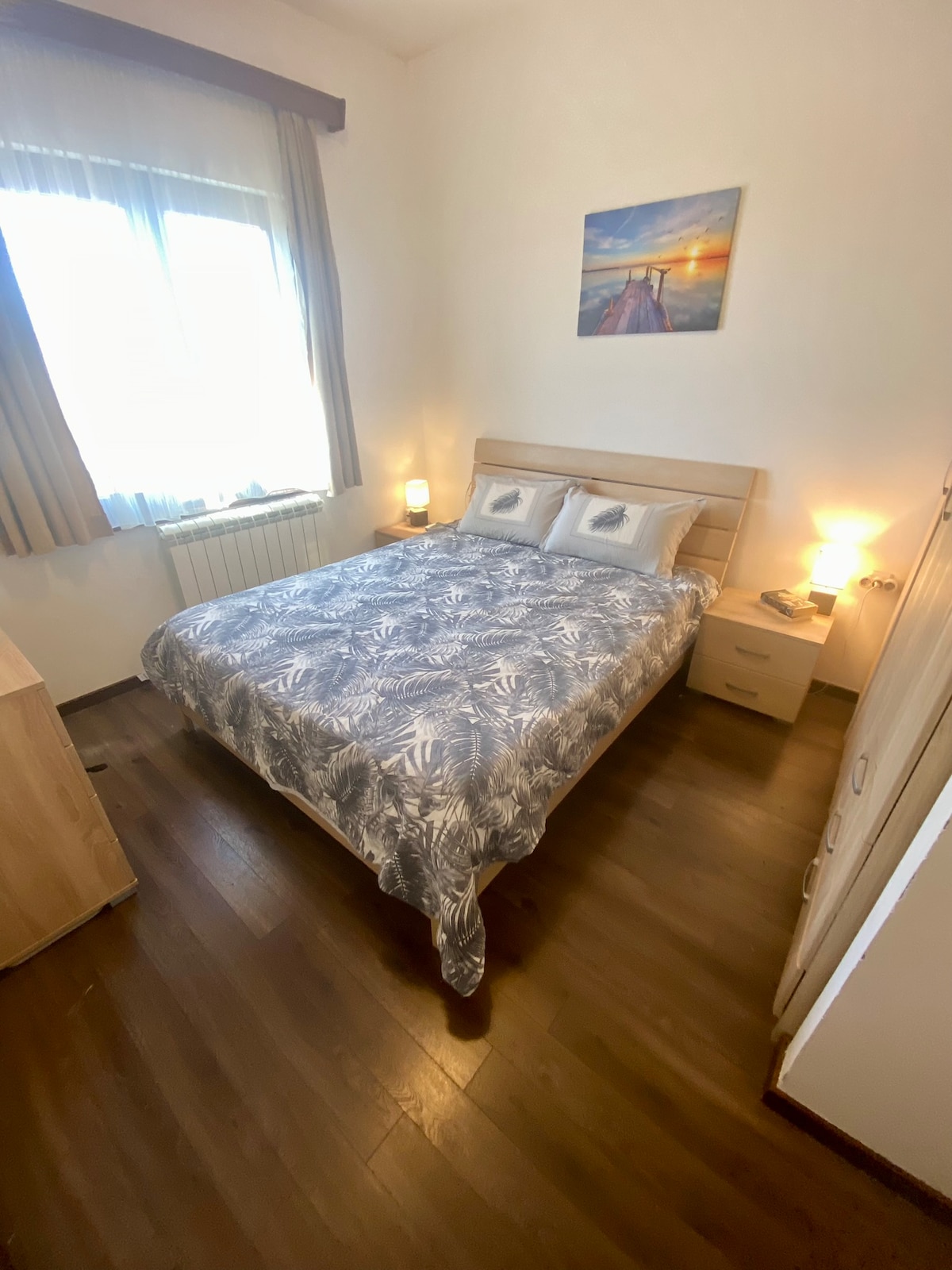 Dhoma e gjumit e prindit është mjaft e rehatshme në katin e sipërm. Ka dushin e vet dhe toliet në vijim. Krevat i rehatshëm me madhësi mbretëreshe. Kondicioneri Samsung Whisper ftohet dhe nxehet. Ka gjithashtu një radiator që siguron nxehtësi nga soba me pelet poshtë.