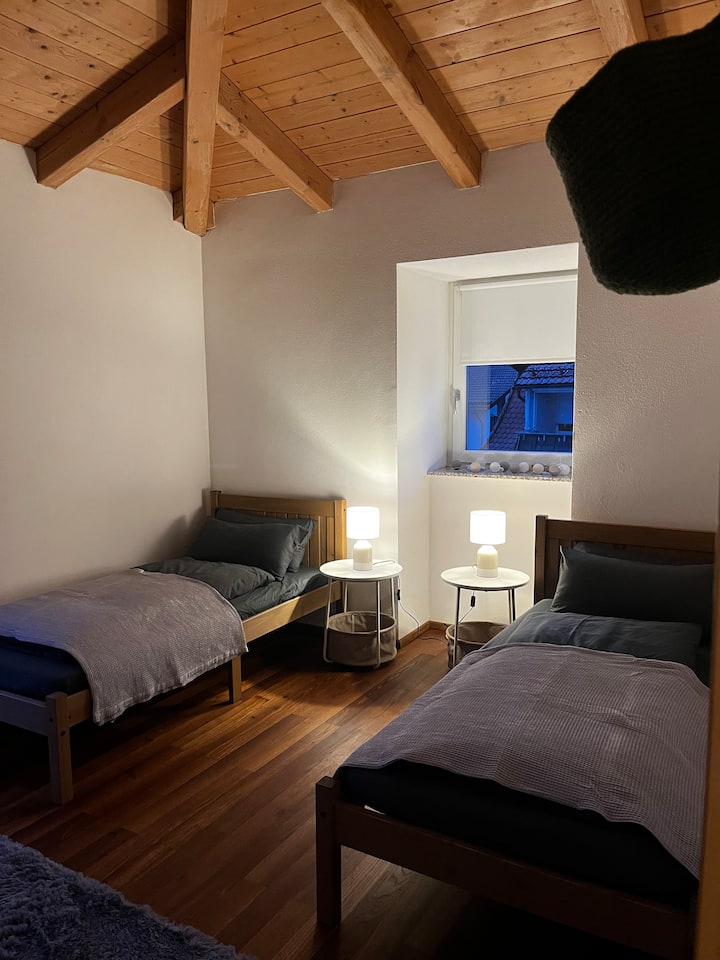 2 מיטות אורחים עם גישה למרפסת - בצד שמאל 