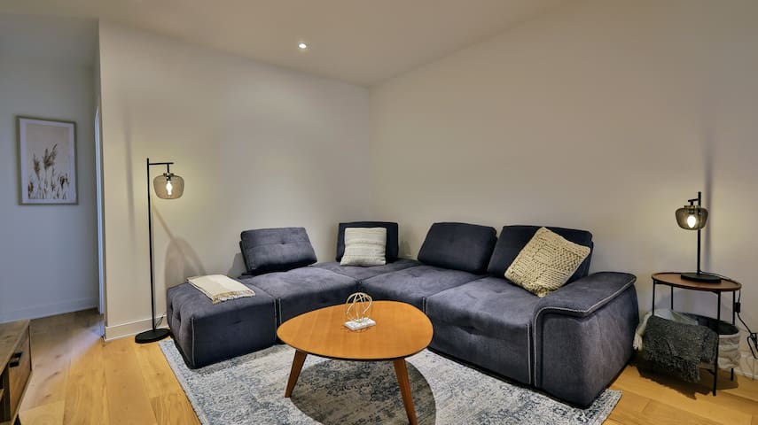 Elegant 4BR/2BA Penthouse – Stylish & Spacious