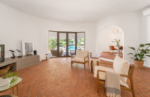 Popular Airbnb listing: Unique design home - Vila Redonda in Almancil