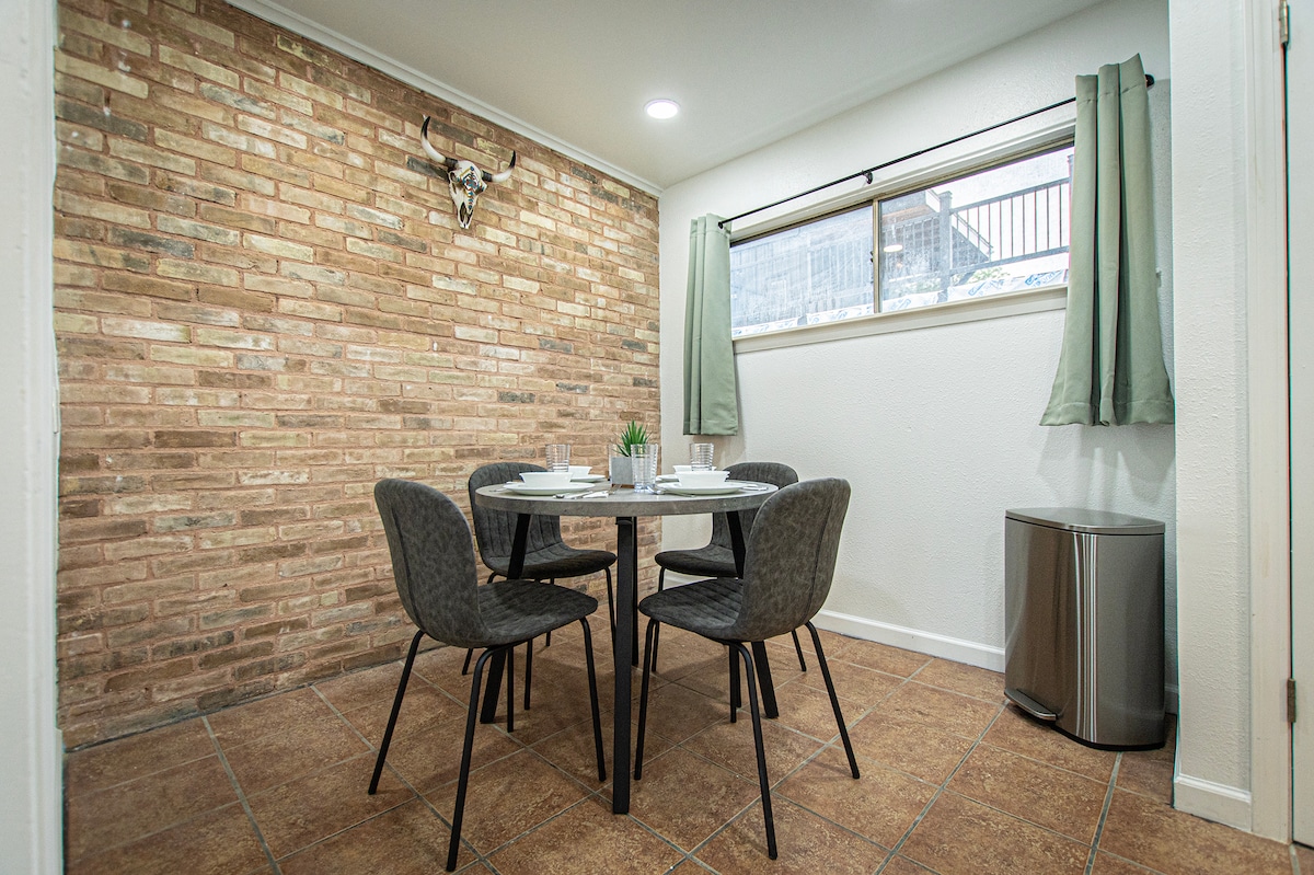 Downtown Austin Suite Retreat